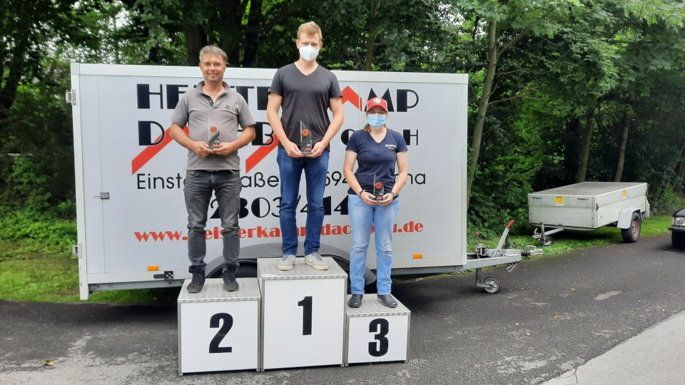 Platz 1 für Julian Schäffer und den 2. Platz für Sabrina Obenlüneschloss beim Autoslalom in Rüthen
